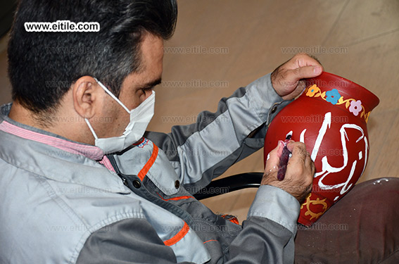 Writing Arabic calligraphy on vases, www.eitile.com